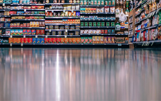 Carga de refrigerantes inflamables para refrigeración comercial