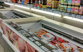 refrigerador para congelados en un supermercado