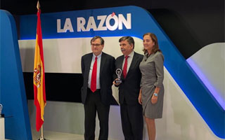 Francisco Marhuenda entrega el premio a Pedro Ruiz, director general de Aire Acondicionado de Mitsubishi Electric