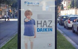 Marquesina publicitaria con la campaña Haz Daikin en una ciudad