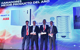 Rubén Santos, director comercial de Ariston, recoge el premio concedido al Lydos Hybrid como Mejor Producto del Año en la categoría de Fontanería, Climatización y Calefacción. A la izquierda, el ganador en la categoría de Electricidad