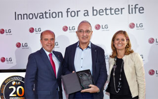 Jaime de Jaraíz, presidente de LG Iberia y Amaia del Campo, alcaldesa de Barakaldo homenajean a La Casa del Electricista