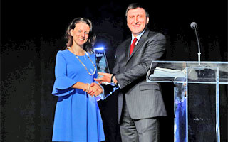 Representante de Tesy recoge el premio Forbes Business a Calidad de Producto