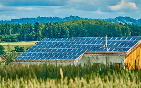 La Comunidad de Madrid anuncia ayudas de hasta 3.000 euros para paneles solares y baterías de energía