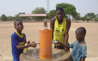 Niños usando los grifos Presto Ibérica en una fuente instalada en África