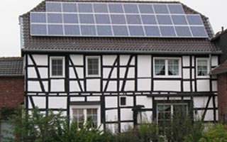 casa con instalación de paneles solares en el tejado