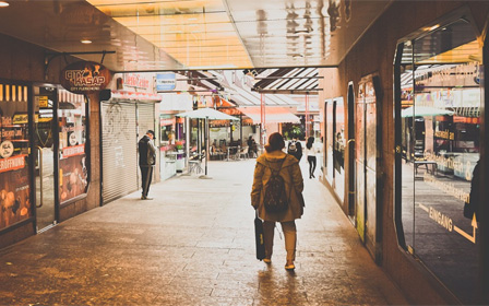 Comercios cerrados en una calle