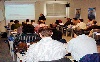 Instaladores asistiendo a una jornada de formación técnica