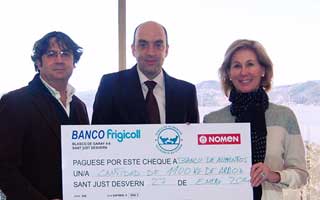 Entrega de la donación a Bancos de Alimentos en las instalaciones centrales de Frigicoll. De izquierda a derecha,  Joan Puig, responsable Marketing (Nomen); Oriol Robleda, responsable de Comunicación (Frigicoll); Roser Brutau, responsable Secretaría general (Fundación Banco de los Alimentos). 