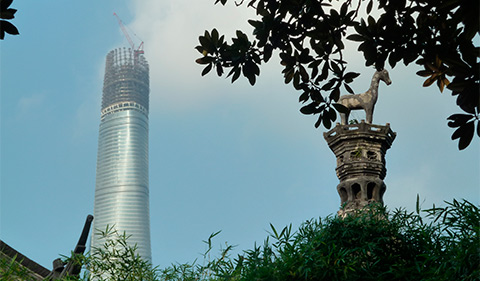 Imagen de una torre en construcción