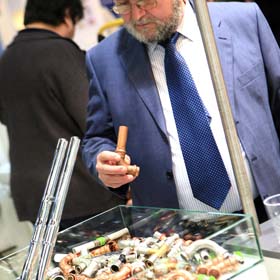 Un hombre mira uno de los stands de la feria Smagua