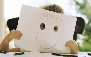 Niña con máscara y sonrisa