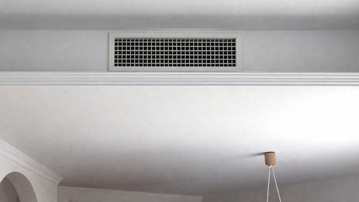 ¿Cuál es el mejor sistema de aire acondicionado por conductos? Aire acondicionado conductos en el falso techo de un salón