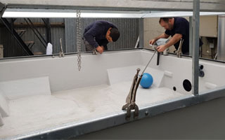 Instaladores trabajando en torre de refrigeración Torraval