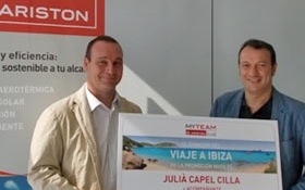 Entrega del premio al instalador de la bomba de calor Nuos Ariston