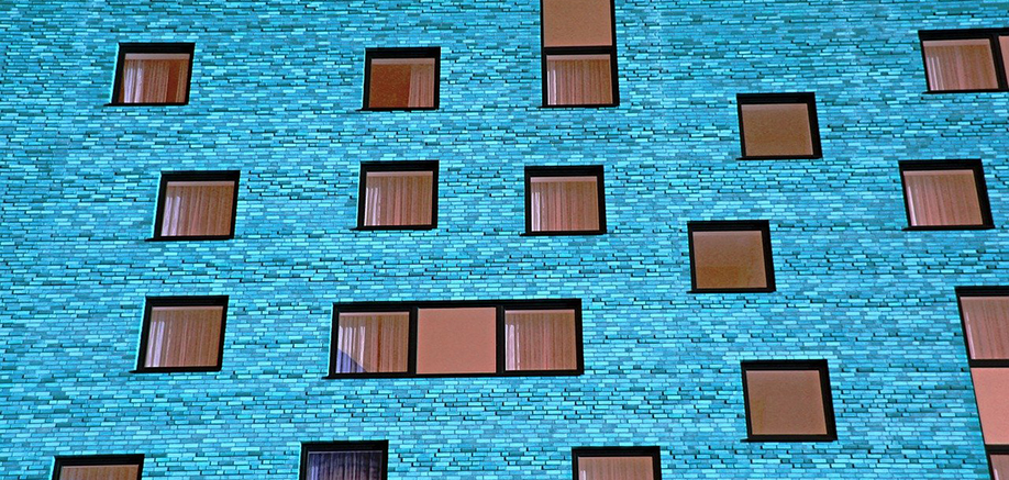 Edificio con fachada azul en el que se aplica el CTE salubridad DBHS