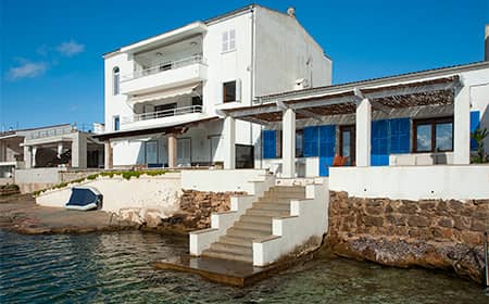 Marès Arquitectura ha proyectado esta reforma de vivienda con criterios biopasivos en el entorno marítimo de la bahía de Pollença (Mallorca). 