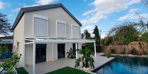 Vista de la fachada sur con pérgola y protecciones solares