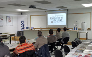 Alumnos asisten al curso de formación en calefacción en un centro de formación BAXI