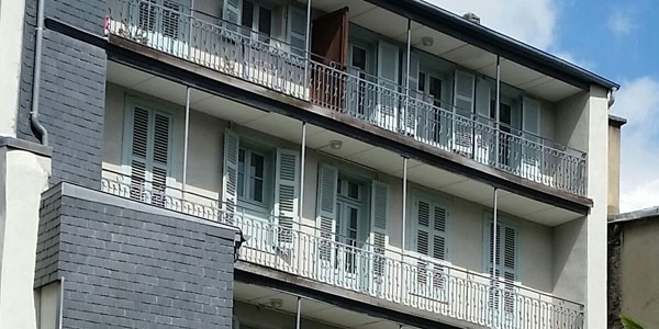 Edificio con balcones con medidas de eficiencia energética