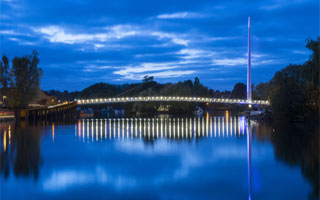 Puente sobre el Támesis con iluminación Led