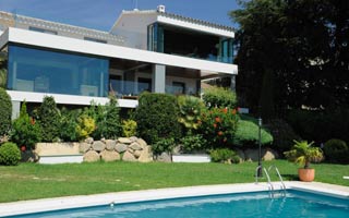 vivienda moderna con piscina