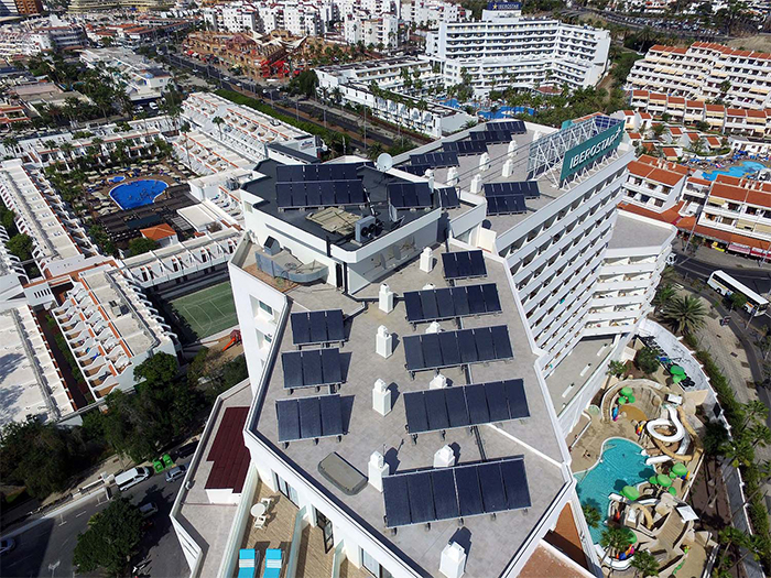 Imagen tejado con paneles solares híbridos Abora en Hotel Iberostar de Tenerife