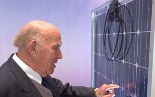 Un  hombre contempla el módulo fotovoltaico de Heliplast durante la feria Intersolar