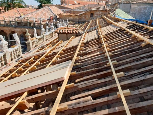 Instalación del primer elemento del sistema SIATE Cubierta Onduline. Los paneles ONDUTHERM BASIC se fijan sobre el soporte de la cubierta, en este caso un entramado de listones de madera, aportando el aislamiento térmico y un soporte transitable