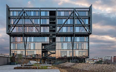 Localizado en Sant Cugat del Vallès, este edificio ha sido capaz de convertirse en “un referente de la arquitectura comprometida con la salud y la sostenibilidad”