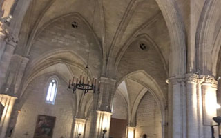 Enfriadores evaporativos Tecna en una iglesia. Detalle de los orificios circulares en bóvedas para la extracción del aire, favoreciendo renovaciones.