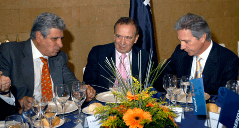 Almuerzo Repsol 2004, Ángel Olivar junto a Carlos Doria y Manuel Guerrero Pemán, por entonces Presidente de Repsol Butano