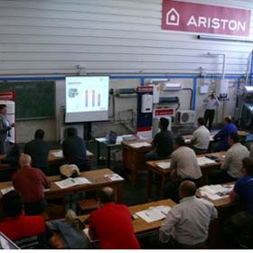 instaladores en la jornada sobre aerotermia de Ariston