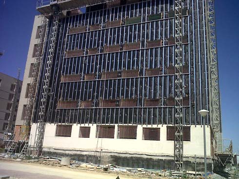 edificio con fachada sostenible en construcción