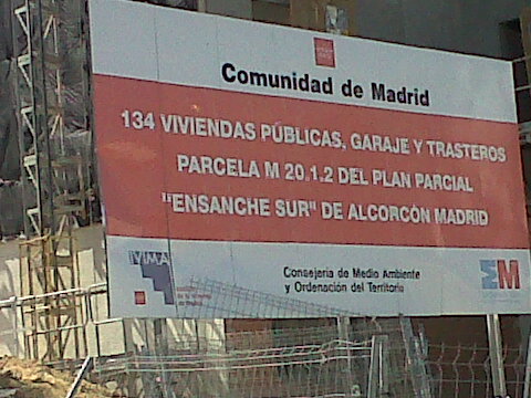 cartel comunidad de madrid viviendas en construcción