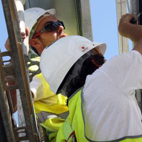 saunier solar decathlon. Instaladores trabajando