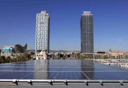 dos edificios altos y una instalación de placas solares