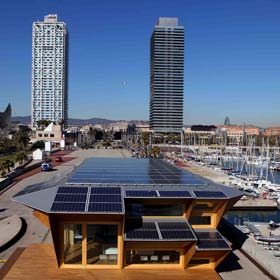 Ciudad con un edificio con instalación de placas solares